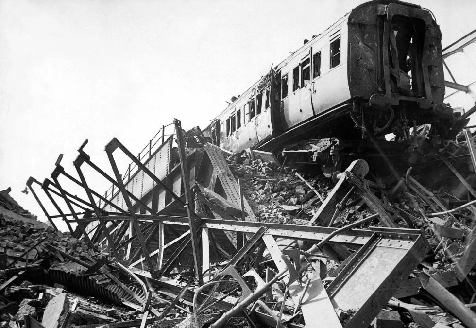 London Begins Rebuilding After the Blitz